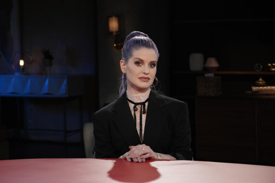 En esta imagen difundida por "Red Table Talk", la presentadora de TV Kelly Osbourne, quien aparecerá el miércoles 2 de junio de 2021 en un episodio del programa de Facebook Watch para hablar de su adicción a las drogas y el alcohol. (Jordan Fischer/Red Table Talk vía AP)