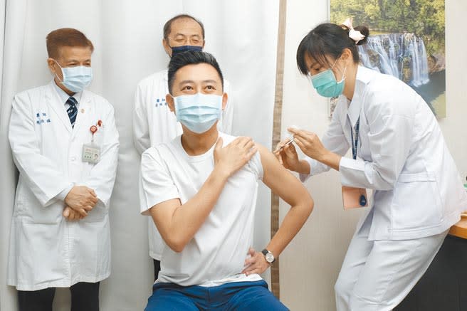 新竹市長林智堅到新竹馬偕醫院接種AZ疫苗，呼籲民眾施打構築防護網。（羅浚濱攝）