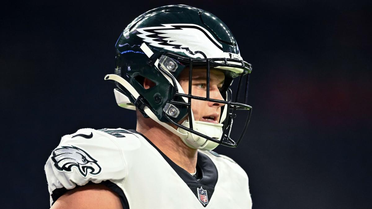 5 unsung Eagles key to 4-0 start, led by LB waived before season