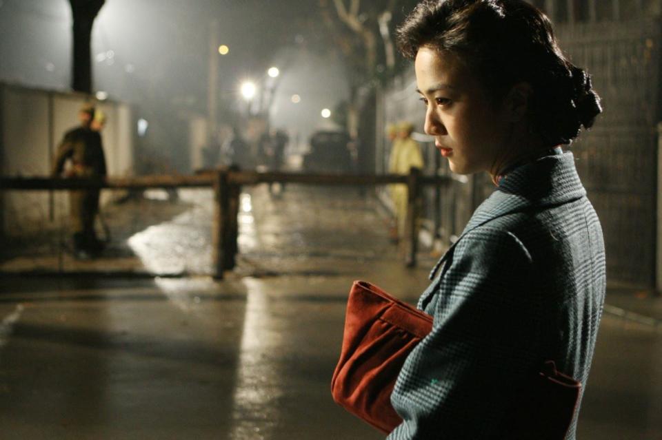 <h3>8. 民國諜報片：《色·戒》（2007）</h3> <p>拍完《斷背山》，李安回到東方，拾起張愛玲的短篇小說《色戒》，以二戰期間被日本佔領的上海為背景，繼續探索情慾與人性。李安不只找來香港影帝梁朝偉、實力派女星陳沖、偶像巨星王力宏主演，更挖掘了一塊璞玉，以「王佳芝」一角將新人湯唯捧上國際。儘管這部片受到的關注，大多來自於露骨的性愛畫面，但李安確實藉電影中三段大尺度的情慾戲，將諜對諜的戰慄、淒輓的愛情與大時代的動盪表現得淋漓盡致。而他不受制於張愛玲文字的魔障，不死守小說的章法，而是另外挖掘出文字底下的惆悵幽恨，也令《色戒》成為改編張愛玲小說的電影中最成功的一部。</p> <cite>Focus Features - Facebook</cite>