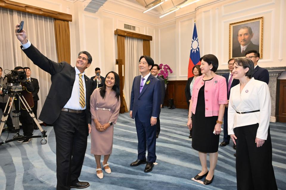 總統賴清德5月20日就職時接受外賓祝賀，帛琉總統惠恕仁拿出相機自拍。台北市攝影記者聯誼會提供