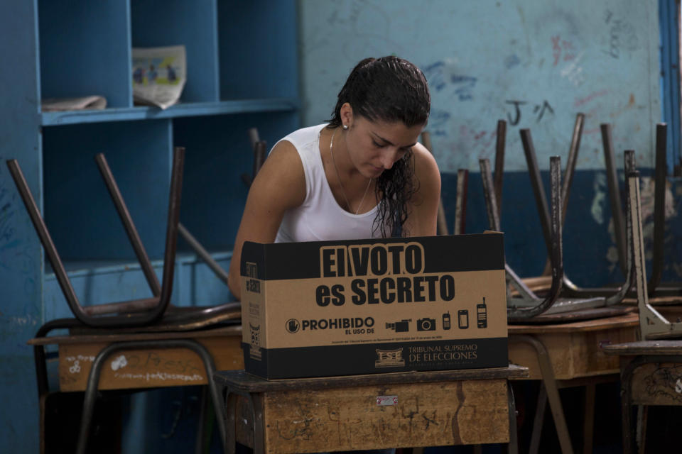 Una electora marca su voto en la segunda ronda presidencial en San José, Costa Rica, el domingo 6 de abril de 2014. (AP Photo/Moises Castillo)