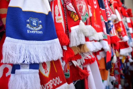 Una bufanda del Everton entre cientos del Liverpool, atadas en las Puertas de Shankly, en el estadio de Anfield, Liverpool, el 15 de abril de 2014 (AFP | Paul Ellis)