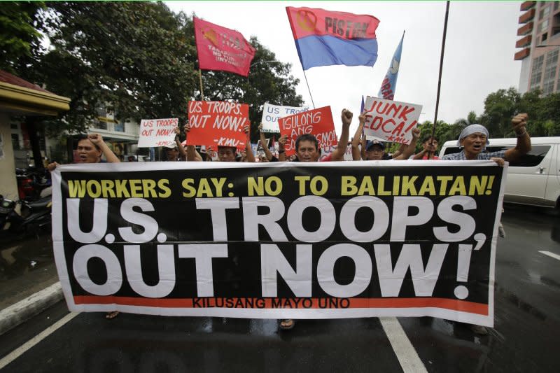 菲律賓的反美人士4日走上街頭，要美軍滾出菲律賓。（美聯社）