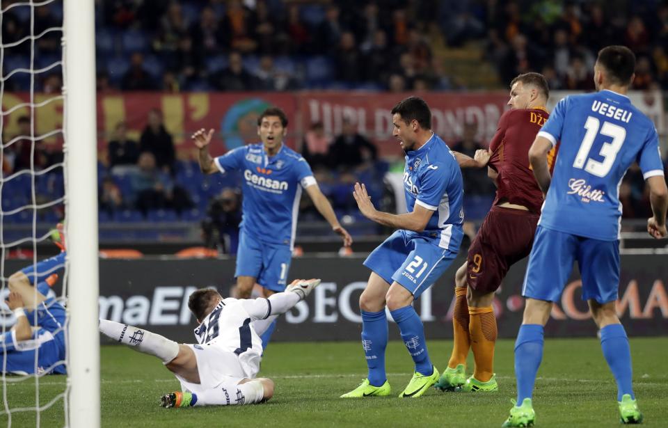 Roma's Edin Dzeko, second from right, scores during a Serie A soccer match between Roma and Empoli, at the Rome Olympic stadium, Saturday, April 1, 2017. (AP Photo/Alessandra Tarantino)