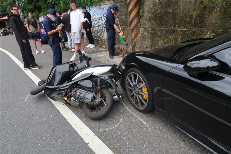 財茂彎機車騎士跑山過彎失控，機車撞上停在路邊的保時捷。（圖／翻攝畫面）