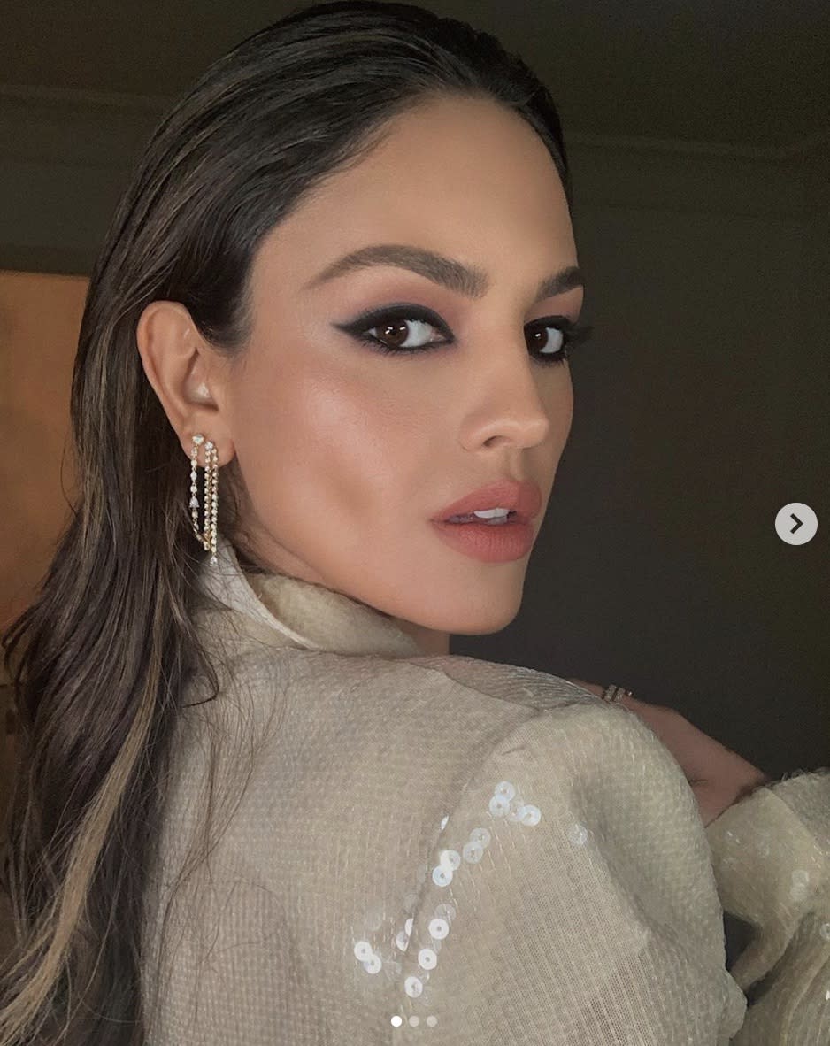 Eiza Gonzalez opte pour le cat-eye qui entoure l'oeil