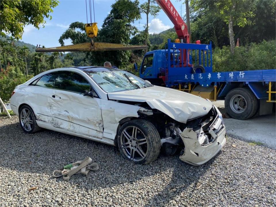 賓士車摔落邊坡，擋風玻璃碎裂多處凹損。（圖／民視新聞翻攝）