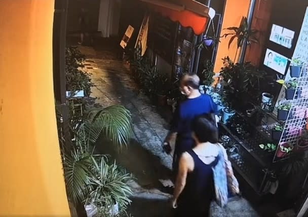 涉事男女途經赤柱市集一店舖外。


