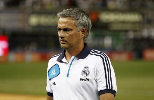 El entrenador del Real Madrid, José Mourinho, aseguró este miércoles la víspera del partido de ida de la Supercopa de España frente al Barcelona, que prefiere perder este trofeo y "ganar la Liga", y confirmó que el central portugués Pepe, no jugará el encuentro. (AFP/GETTY IMAGES | jeff zelevansky)