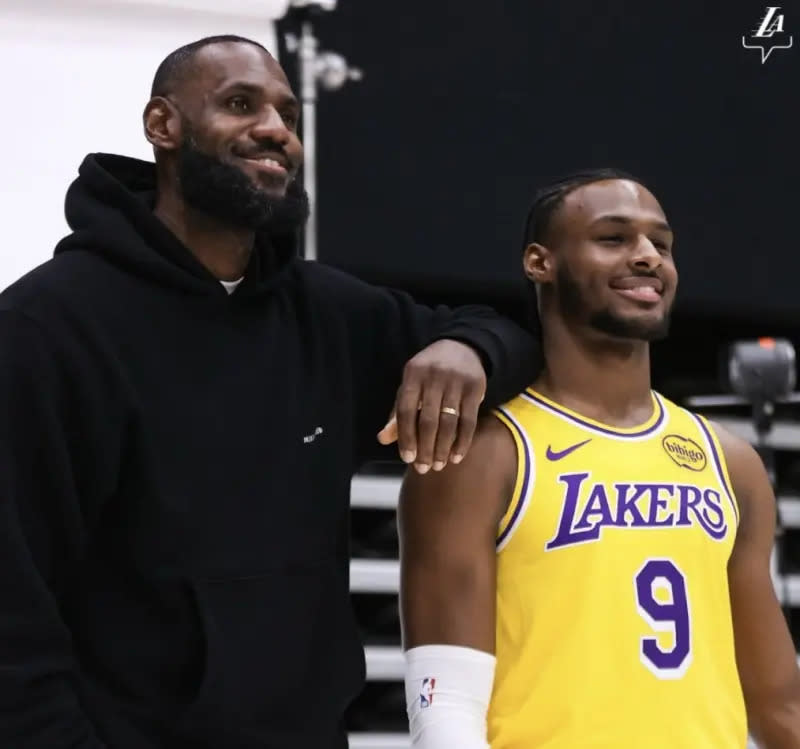 ▲洛杉磯湖人在今年選秀會上選進陣中球星「詹皇」LeBron James的大兒子Bronny James，也幫助他一圓想跟兒子同隊打球的夢想。（圖／取自湖人官方社群）