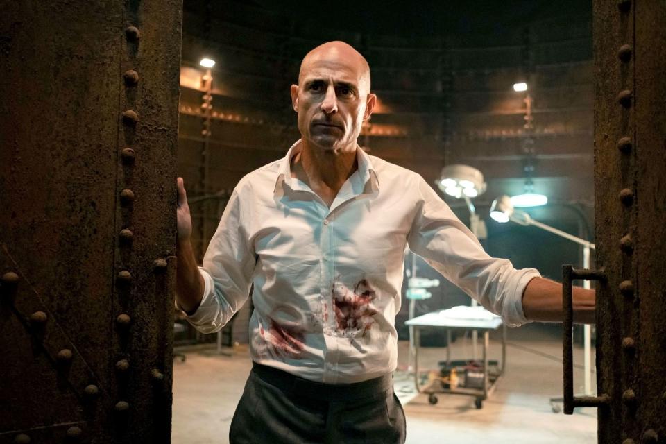 Im Geheimen behandelt der Chirurg Daniel Milton (Mark Strong) gemeinsam mit der Forscherin Anna (Carice van Houten) Kriminelle, illegale Einwanderer und Obdachlose. Dabei lebt er in der Sky-Serie "Temple" (ab 30. April) in der ständigen Angst, entdeckt zu werden. Erst recht, als er zusätzlich eine neue, noch gefährlichere Mission startet.