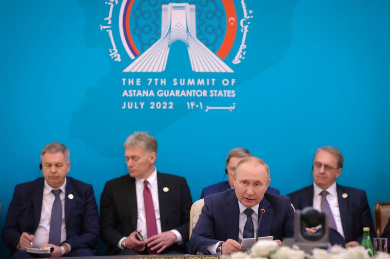 El presidente ruso Vladimir Putin asiste a una cumbre de líderes de los Estados garantes del proceso de Astana, diseñado para encontrar un acuerdo de paz en el conflicto sirio, en Teherán, Irán