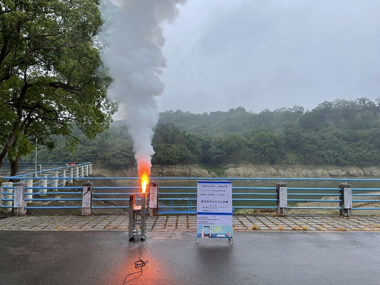 今日上午鋒面靠近北部縣市都出現降雨，水利署也於明德、石門等5水庫進行人工增雨。   圖：水利署／提供