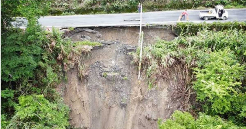 仁愛鄉鄉道投89線（力行產業道）37.5公里路段路基流失，掏空長度約50公尺，路寬剩2.5公尺。（民眾提供／楊靜茹南投傳真）