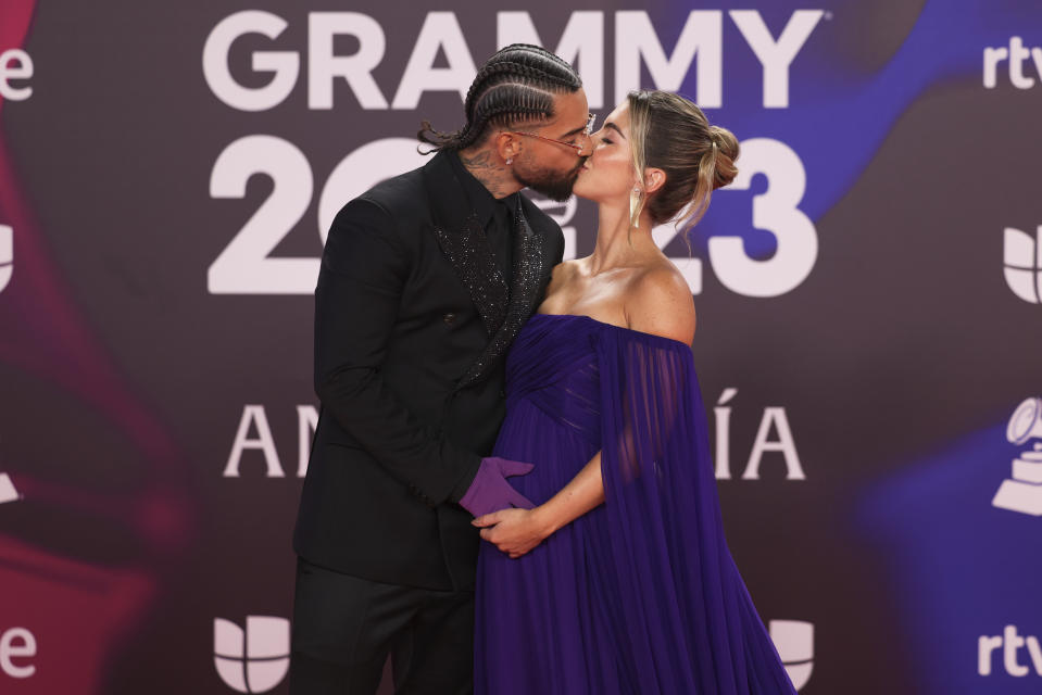 Maluma, izquierda, y Susana Gómez llegan a la 24a entrega anual del Latin Grammy en Sevilla, España, el jueves 16 de noviembre de 2023. (Foto Vianney Le Caer/Invision/AP)