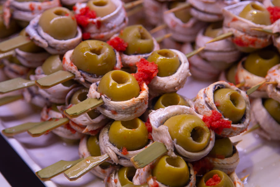 Aceitunas, el snack antiaging por excelencia y una buena fuente de grasas sanas. (Foto: Getty)