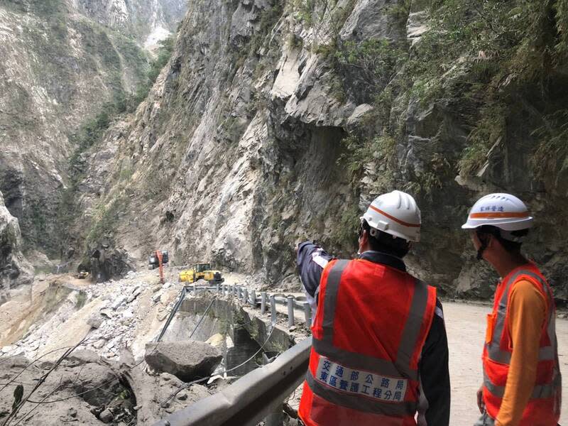 中橫公路西端搶通  東端搶修到九曲洞隧道 花蓮強震造成台8線中橫公路中斷，交通部公路局東 區養護工程分局分別從東、西端同時搶通，5日下午3 時，西端已從大禹嶺挺進天祥。圖為台8線173公里處 九曲洞隧道災害搶修情形。 （公路局東區分局提供） 中央社記者張祈傳真  113年4月5日 