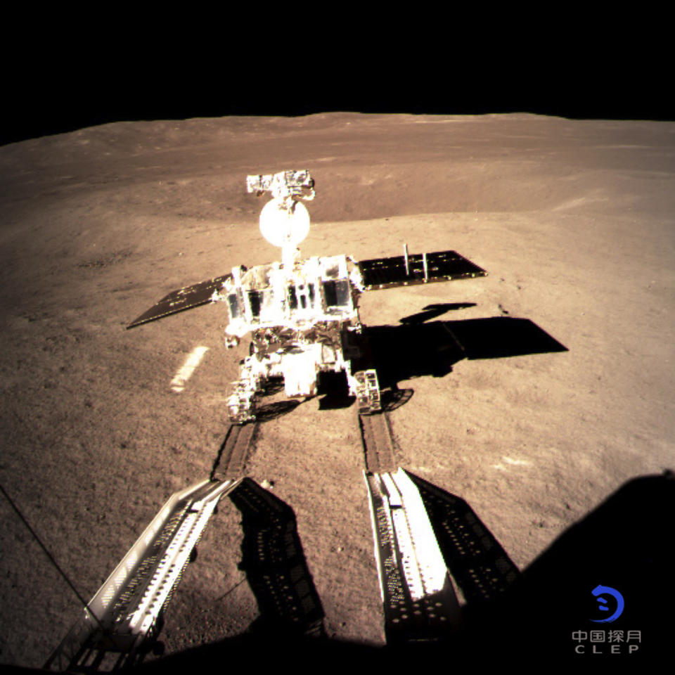 La Administración Espacial Nacional de China ha logrado explorar la superficie de la Luna tres veces; un vehículo lunar deja huellas tras dejar una nave espacial en la cara oscura de la Luna.  (Administración Nacional del Espacio de China/Agencia de Noticias Xinhua vía AP)