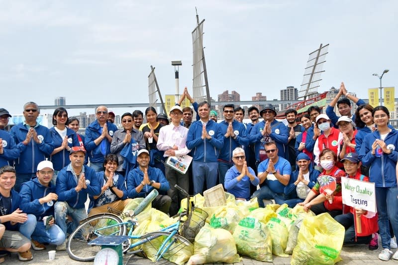 印度台北協會淨淡水河畔 僑民志工共襄盛舉 印度台北協會為響應世界地球日，1日上午沿大稻埕 到淡水河岸環保清潔，吸引印度僑民、志工參與。 （印度台北協會提供） 中央社記者游凱翔傳真 113年4月1日 