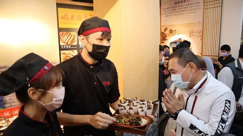 鶯 歌 美 食 廣 場 擁 有 風 味 百 種 的 特 色 小 吃 