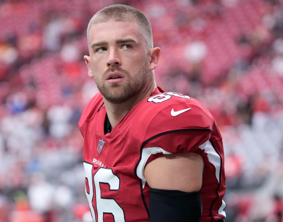 Sep 11, 2022; Glendale, Arizona, United States;  Arizona Cardinals tight end Zach Ertz (86) stretches before playing against the Kansas City Chiefs at State Farm Stadium.