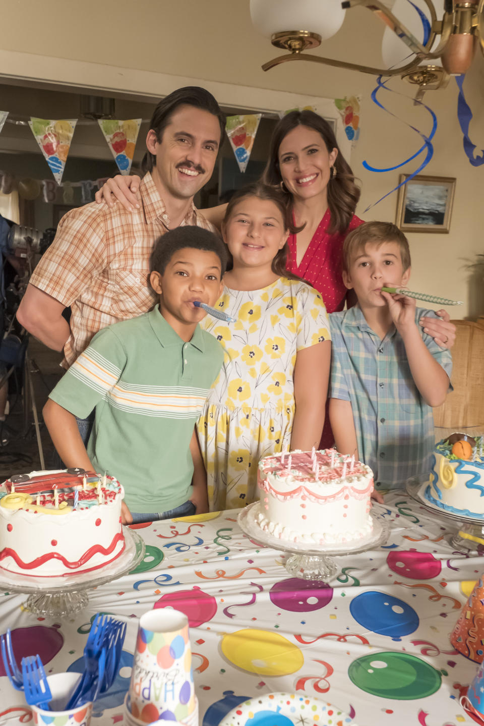 <p>From left: Lonnie Chavis as Randall, Milo Ventimiglia as Jack, Mackenzie Hancsicsak as Kate, Mandy Moore as Rebecca, and Parker Bates as Kevin in NBC’s <i>This Is Us</i>.<br> (Photo: Ron Batzdorff/NBC) </p>