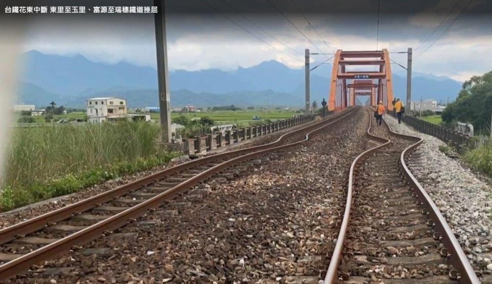 台鐵東部提前搶通，今晨6時起恢復雙線通車。   圖：翻攝自賴坤成臉書