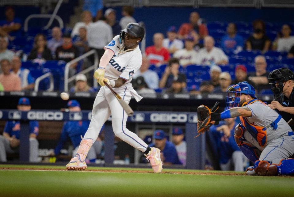 El jardinero de los Marlins Jazz Chisholm Jr. batea un hit en el primer inning del partido ante los Mets de Nueva York, celebrado el 20 de septiembre de 2023 en Miami.