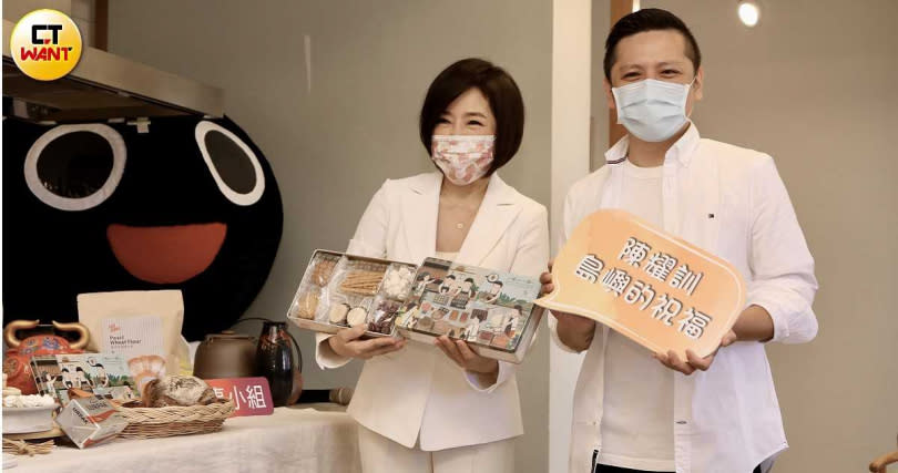邀請冠軍師傅陳耀訓（右）以店內熱賣麵包為原型，推出限量餅乾，每盒將捐出一百元給位於新竹湖口的「香園紀念教養院」。（攝影／焦正德）  