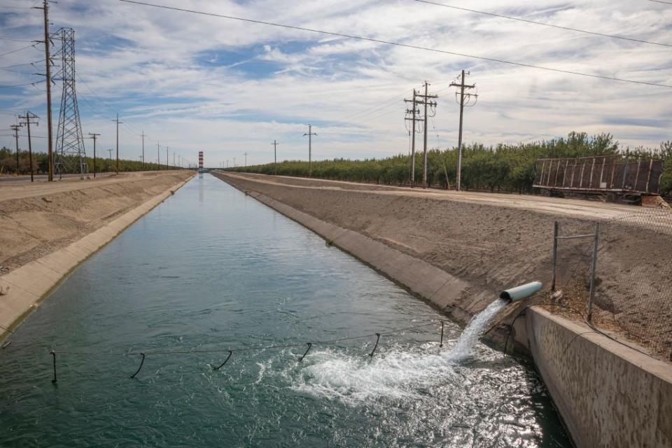 A water irrigation canal in Shafter, Kern County, California.<span class="copyright">Citizen of the Planet/UCG/Universal Images Group/Getty Images</span>