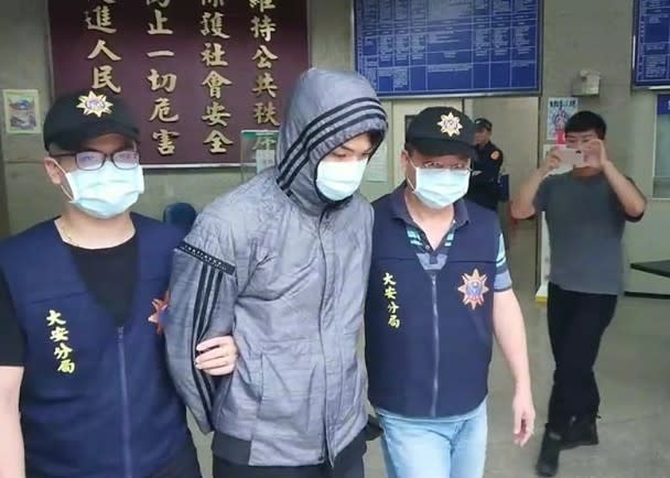 莫男（左二）被警方逮捕。