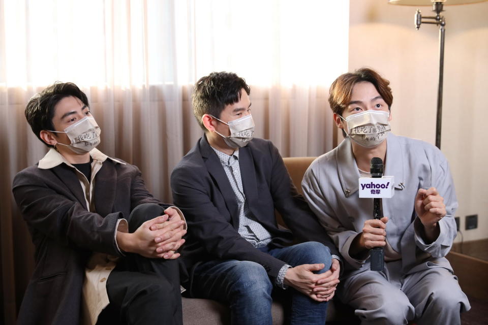 宋柏緯（左起）、導演杜政哲與林鶴軒談起拍攝電影《我吃了那男孩一整年的早餐》的趣事。（圖／非凡娛樂）