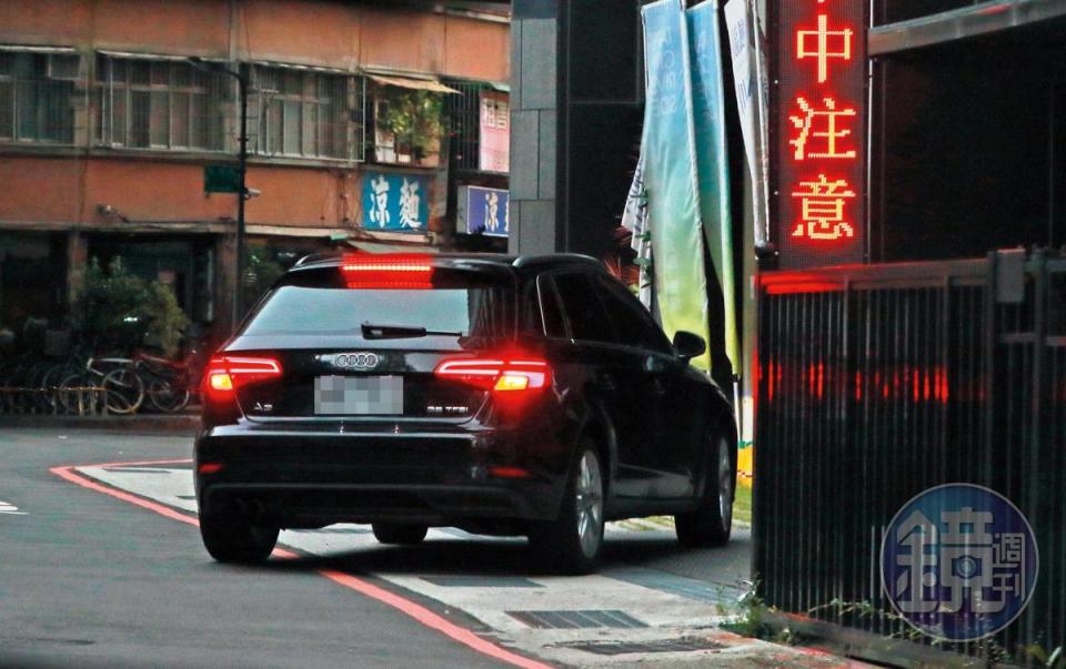 6/26 17:30 在基隆老家待了3個小時後，謝忻開著奧迪返回北市南京東路住宅。