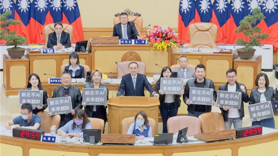 對於民調指出台北市副市長李四川在2026新北市長人選具有壓倒性優勢，侯友宜表示專心市政、尊重民意。（呂健豪攝）