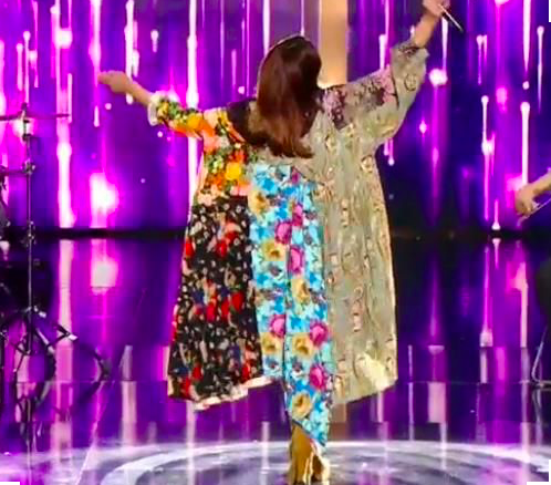 <p>Pour la finale de The Voice Kids en 2016, la chanteuse portait une robe fleurie à la coupe déstructurée, composée d’empiècements de soie et de crêpe. La robe, estimée à 3550 euros a fait couler beaucoup d’encre. </p>