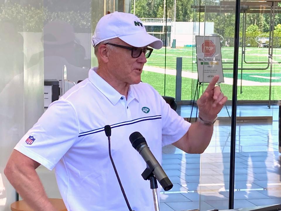 El propietario y presidente de los New York Jets, Woody Johnson, habla con los periodistas en las instalaciones de fútbol americano de la NFL del equipo en Florham Park, Nueva Jersey, el miércoles 16 de junio de 2021. (AP)