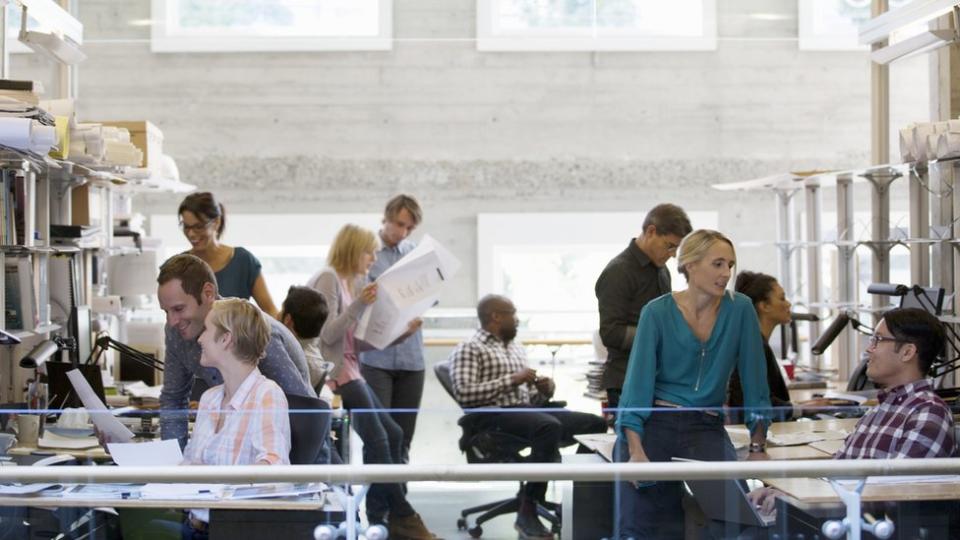 Empleados en una oficina.