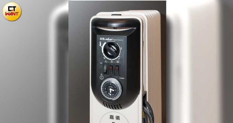 HELLER葉片式電暖爐KE210TF採變頻設計，機身前方具備機械式操作面板，10片式售價6,960元。（圖／馬景平攝）