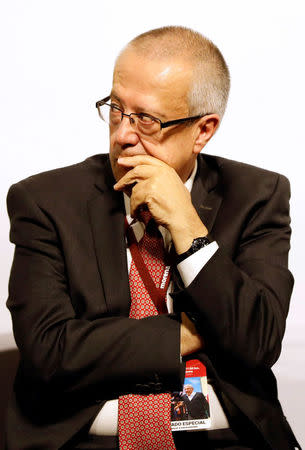 Carlos Manuel Urzua, University of Wisconsin-trained economist, gestures during the presentation of the shadow cabinet of Mexican presidential candidate Andres Manuel Lopez Obrador of the National Regeneration Movement (MORENA) for the July 2018 presidential election, in Mexico City, Mexico December 14, 2017. REUTERS/Edgard Garrido