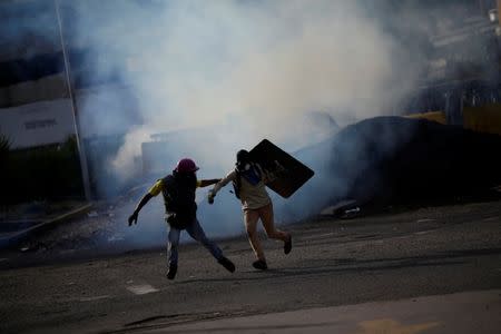 Demonstrators run away at a rally during a strike called to protest against Venezuelan President Nicolas Maduro's government in Caracas, Venezuela July 27, 2017. REUTERS/Ueslei Marcelino