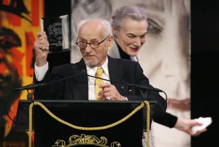 Actor Eli Wallach accepts a Career Achievement award during the 2006 National Board of Review of Motion Pictures Awards gala in New York January 9, 2007. REUTERS/Lucas Jackson/Files