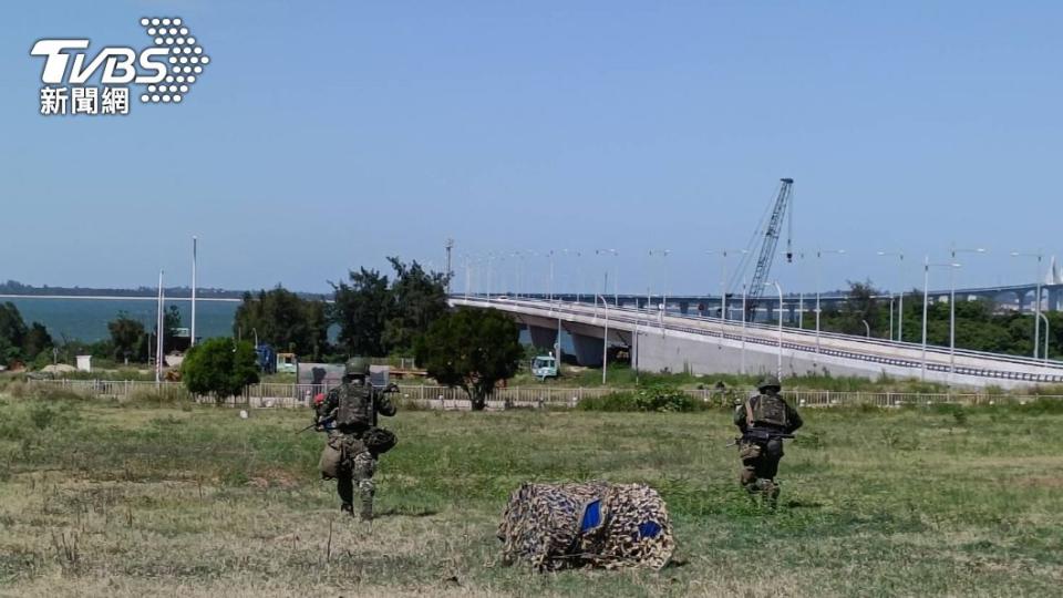 金防部繼25日在金門大橋烈嶼端成功實施大橋「保護基礎設施」防衛演習後，今日清晨續於后湖陣地實施聯合反登陸作戰操演。（圖／TVBS）