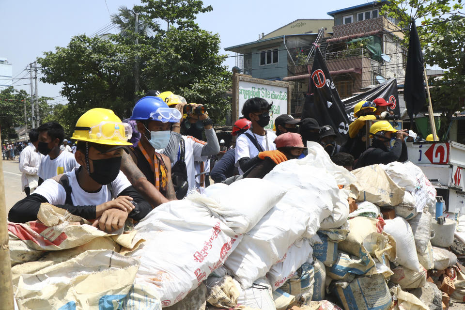 Manifestantes se preparan para defenderse en barricadas improvisadas en la localidad de Tarkata, en Yangón, Myanmar, el 20 de marzo de 20201. (AP Foto)