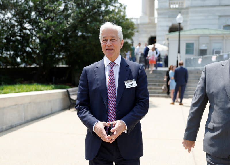 El CEO de Chase, Jamie Dimon, sale de una reunión con el líder de la mayoría del Senado, Schumer, en Washington.