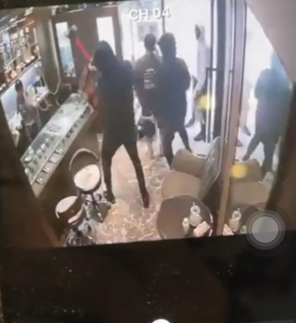 賊人犯案過程曝光，可見黑衣男子持鎚入舖，大肆扑爛玻璃櫃。