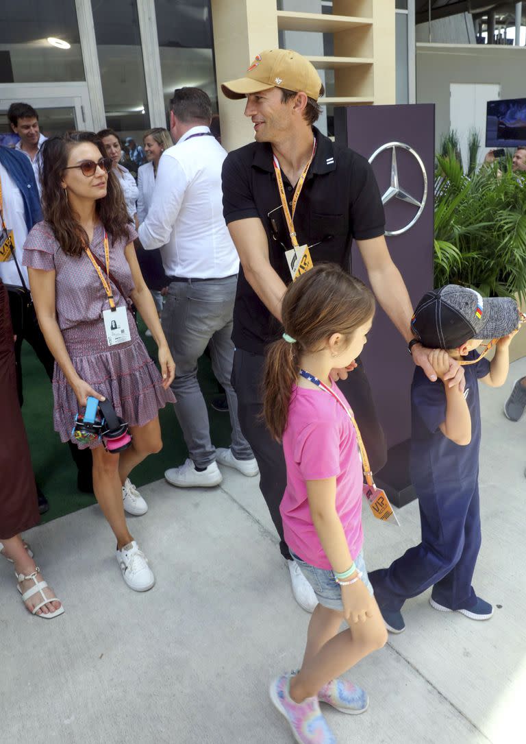 Ashton Kutcher y Mila Kunis asisten al Gran Premio de Fórmula 1 junto a sus hijos en Miami