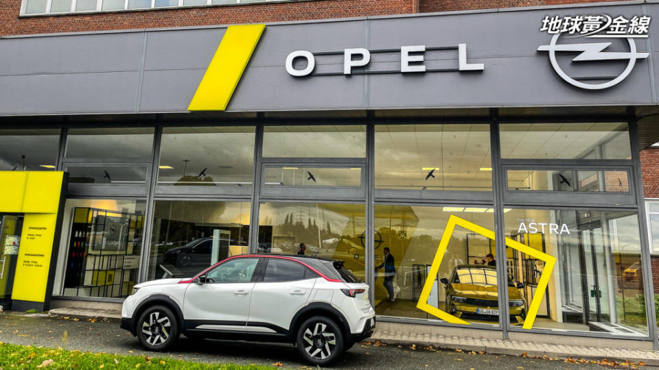 Opel於玻璃窗上運用黃色方框標示亮點新車。(攝影/ 陳奕宏)