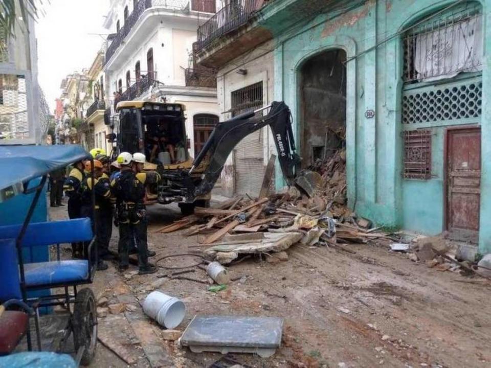 The search and rescue team members were trying to clear the building’s access on Wednesday morning. A residential building in poor conditions collapsed Tuesday evening in Old Havana, leaving at least two injured and killing two firefighters.