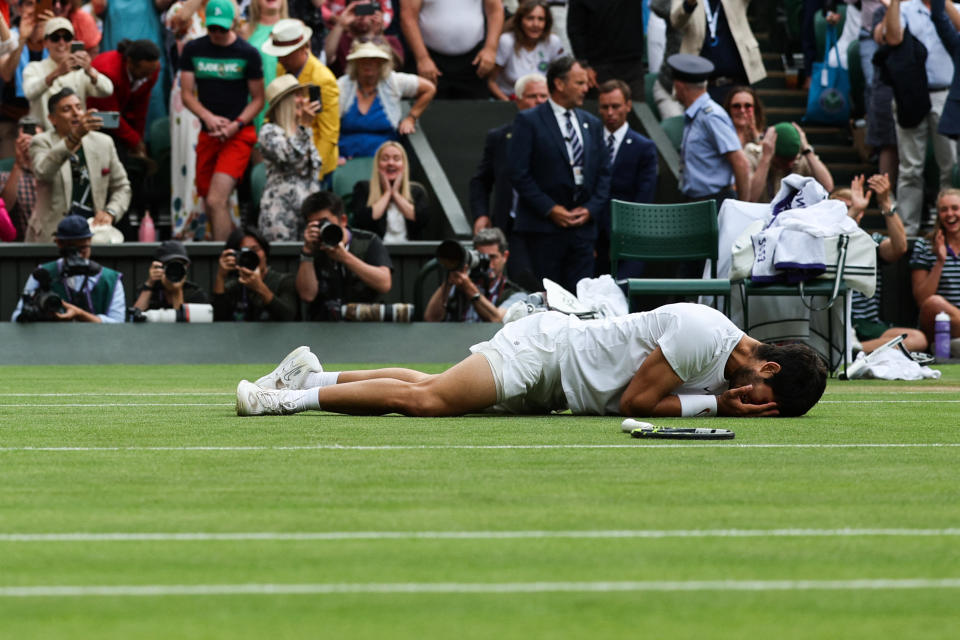 Carlos Alcaraz (Adrian DENNIS / AFP) / RESTRICTED TO EDITORIAL USE (Photo by ADRIAN DENNIS/AFP via Getty Images)